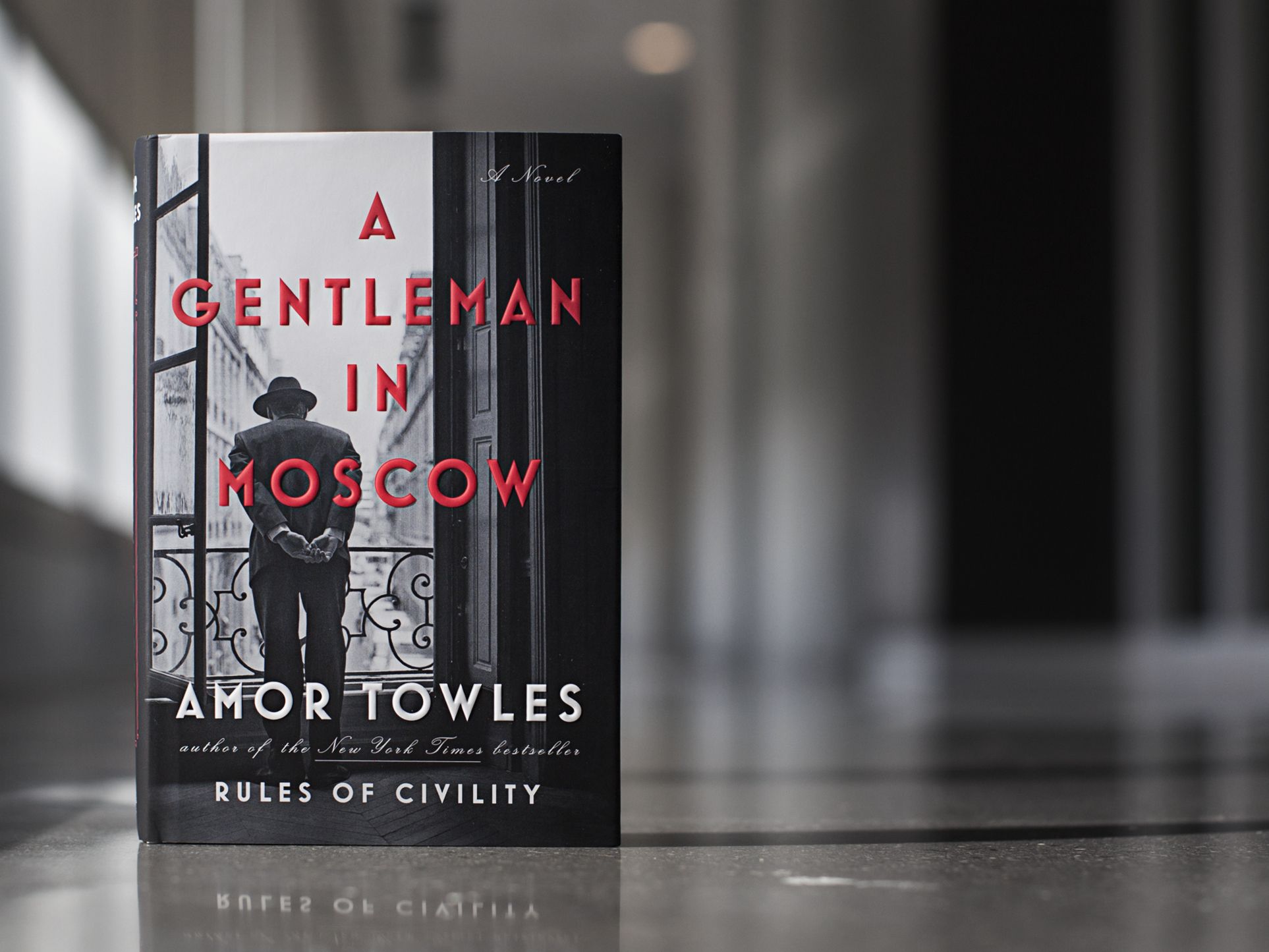 Джентльмен в москве. A Gentleman in Moscow книга. Amor Towles a Gentleman in Moscow. Gentleman in Moscow обложка книги. A. Towles's novel “a Gentleman in Moscow”.